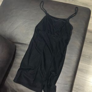 SHORT BLACK DRESS WITH SLIT